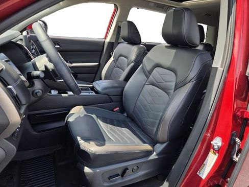 Used 2024 Nissan Pathfinder Platinum FWD image 7