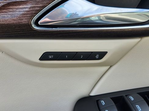 Used 2023 Buick Envision Avenir AWD/4WD image 28