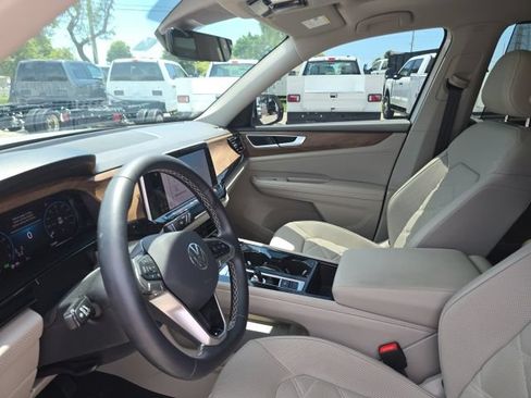 Used 2024 Volkswagen Atlas SE w/ Panoramic Sunroof Package FWD image 10