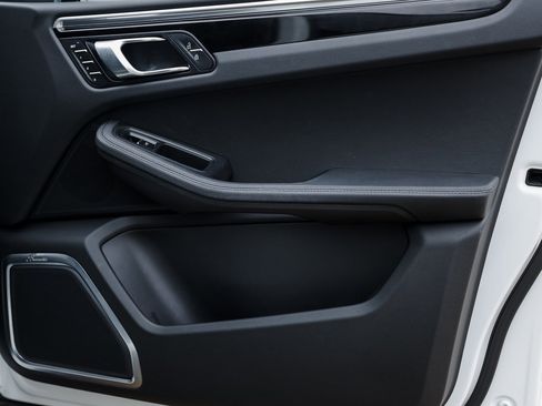 Certified 2023 Porsche Macan image 27