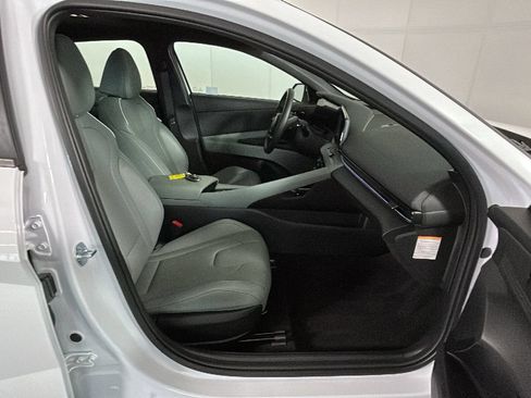 Certified 2025 Hyundai Elantra Limited FWD image 32