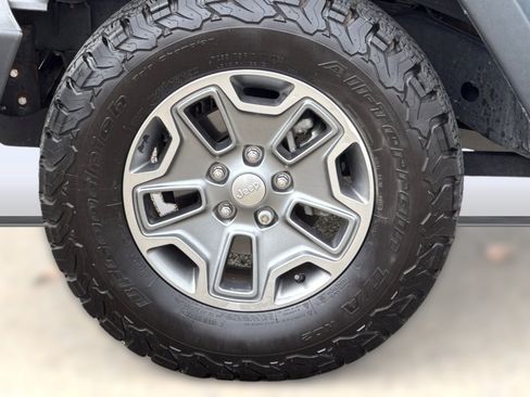 Used 2017 Jeep Wrangler Rubicon w/ Dual Top Group AWD/4WD image 12