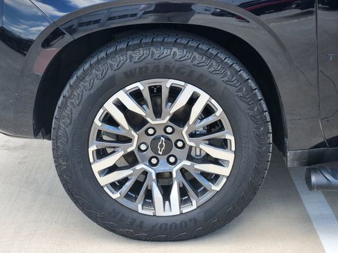 Certified 2021 Chevrolet Tahoe Z71 w/ Luxury Package AWD/4WD image 11