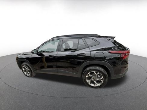 Used 2025 Chevrolet Trax LT FWD image 5