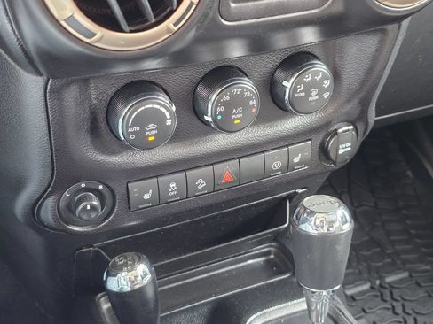 Used 2017 Jeep Wrangler Unlimited Sahara AWD/4WD image 21