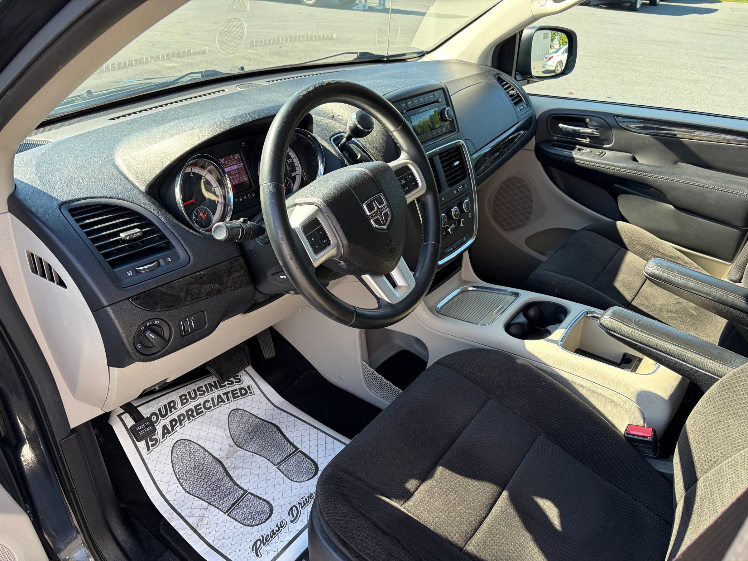 Used 2013 Dodge Grand Caravan SXT w/ Rear Park Assist Pkg FWD image 8