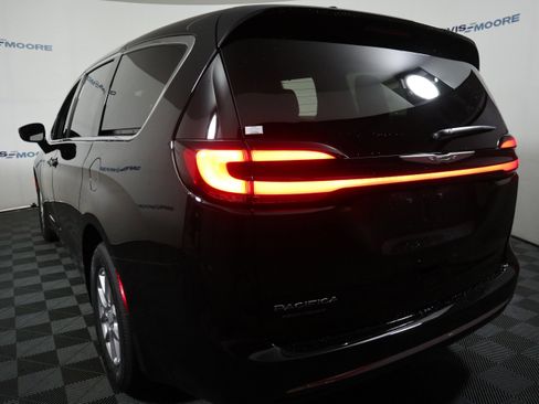 New 2026 Chrysler Pacifica Select image 9
