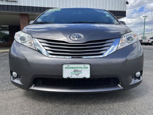 Used 2017 Toyota Sienna XLE w/ XLE Navigation Package FWD image 11