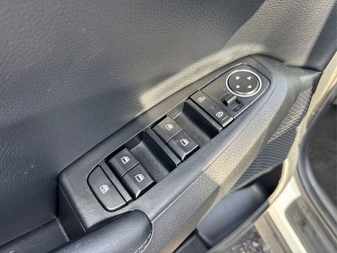 Used 2023 Kia Seltos S image 32