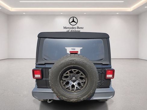 Used 2018 Jeep Wrangler Unlimited Sahara AWD/4WD image 6