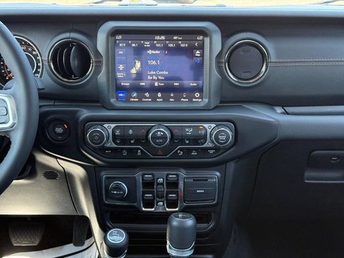 Used 2023 Jeep Gladiator Overland AWD/4WD image 9