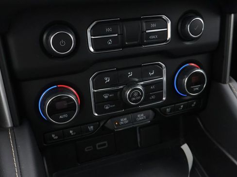 Used 2024 Chevrolet Suburban Premier AWD/4WD image 30