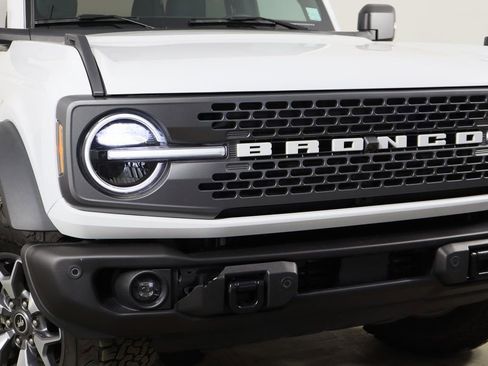 Used 2023 Ford Bronco Badlands image 39