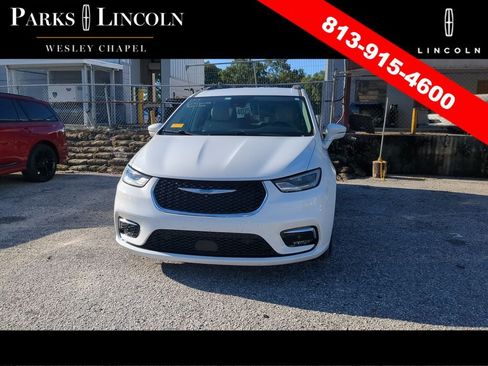 Used 2021 Chrysler Pacifica Touring-L w/ Uconnect Theater Family Group FWD image 8