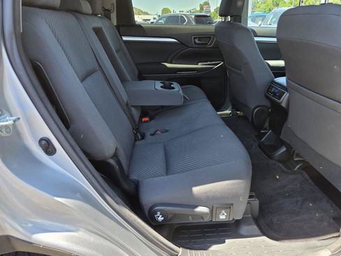 Used 2016 Toyota Highlander LE AWD/4WD image 19
