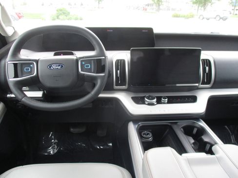 Used 2025 Ford Expedition Max Active AWD/4WD image 18