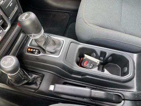 Used 2025 Jeep Wrangler Unlimited Sahara AWD/4WD image 19