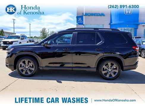 Used 2025 Honda Pilot Sport image 2