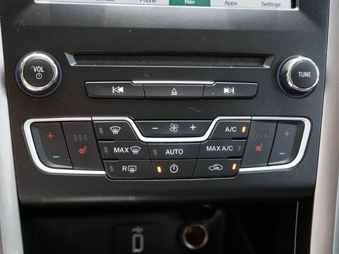 Used 2018 Ford Fusion SE w/ Fusion SE Technology Package FWD image 23