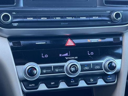Used 2020 Hyundai Elantra SE FWD image 20
