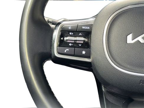 Used 2024 Kia Sorento S image 32