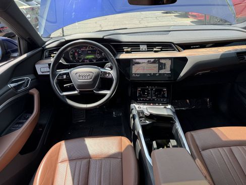 Used 2022 Audi e-tron Premium Plus w/ Premium Plus Package AWD/4WD image 39