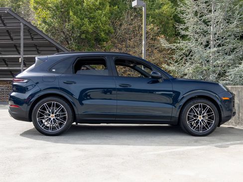 Certified 2024 Porsche Cayenne AWD/4WD image 12