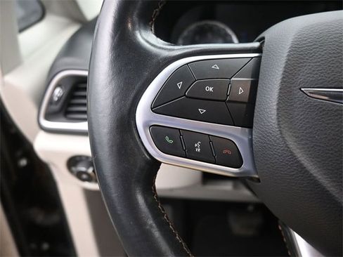 Used 2019 Chrysler Pacifica Touring-L image 32