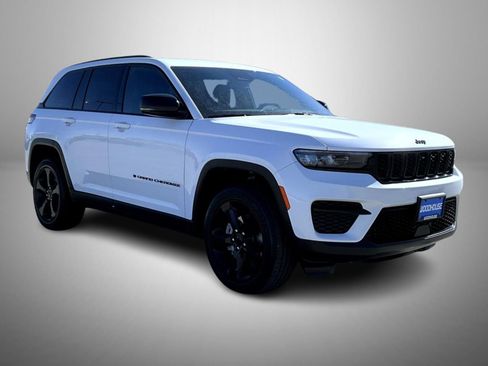 Used 2023 Jeep Grand Cherokee Altitude image 3