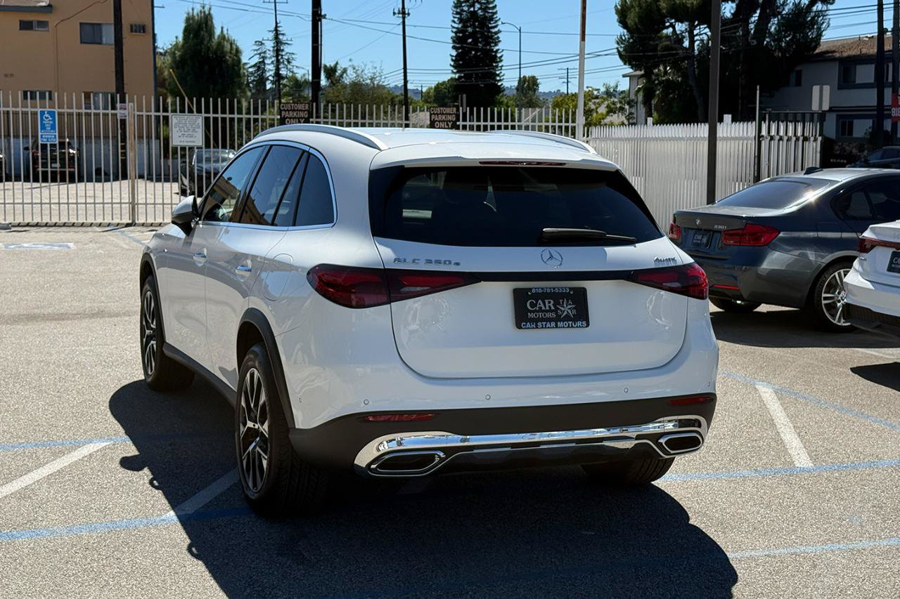 Used 2025 Mercedes-Benz GLC 350e 4MATIC image 9