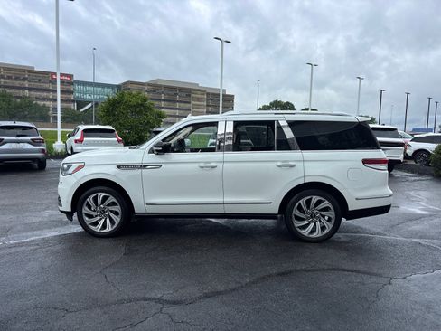 Certified 2023 Lincoln Navigator Reserve AWD/4WD image 4