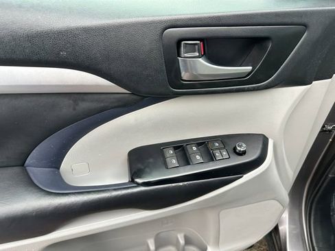 Used 2019 Toyota Highlander XLE image 23