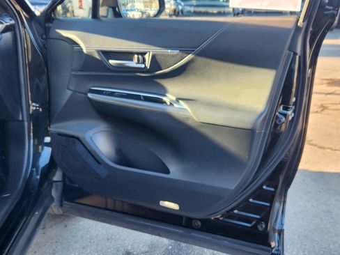 Used 2023 Toyota Venza Limited image 6