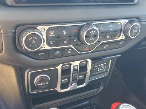 Used 2024 Jeep Wrangler Unlimited Sahara AWD/4WD image 32