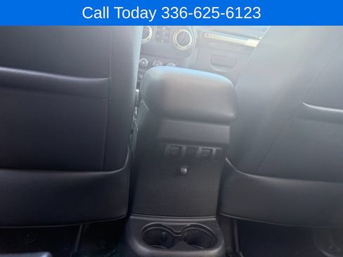 Used 2017 Jeep Wrangler Unlimited Rubicon w/ Connectivity Group AWD/4WD image 15