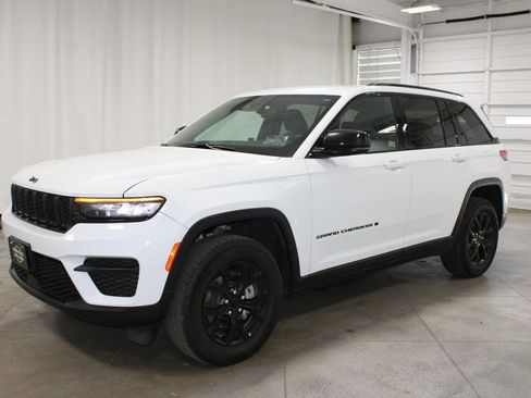 Used 2024 Jeep Grand Cherokee Altitude AWD/4WD image 4