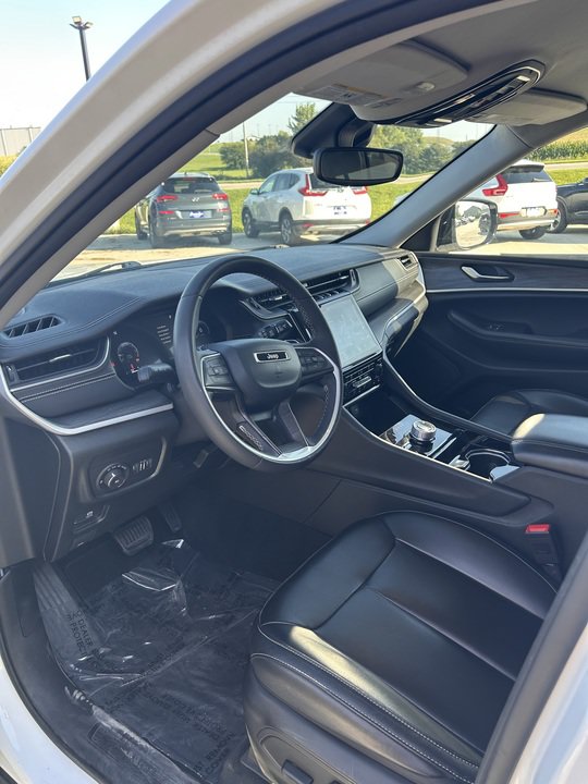Used 2023 Jeep Grand Cherokee Limited AWD/4WD image 9