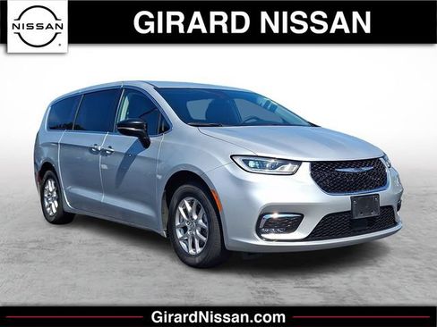 Used 2024 Chrysler Pacifica Touring-L FWD image 1