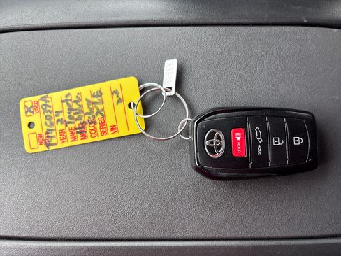 Used 2024 Toyota Highlander XLE AWD/4WD image 31