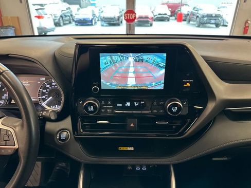 Used 2023 Toyota Highlander XLE AWD/4WD image 22