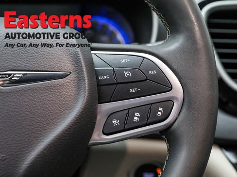 Used 2023 Chrysler Pacifica Touring-L FWD image 16