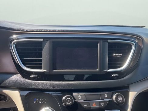 Used 2022 Chrysler Voyager LX FWD image 19