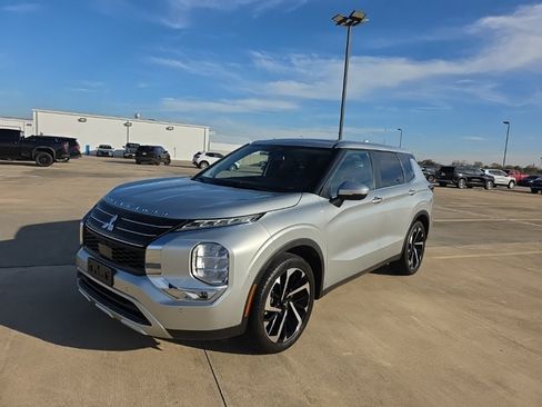 Used 2022 Mitsubishi Outlander SE image 2