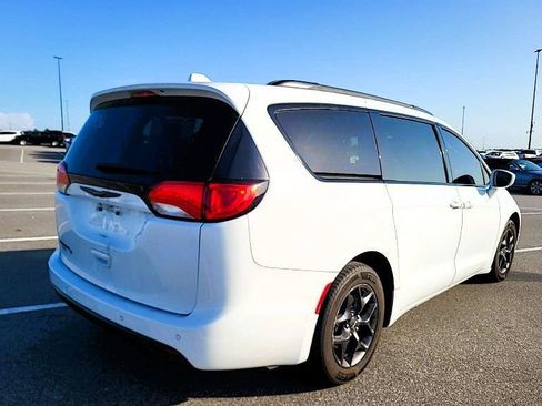 Used 2019 Chrysler Pacifica Touring-L Plus w/ S Appearance Package FWD image 4