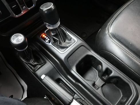 Used 2022 Jeep Wrangler Unlimited Sahara AWD/4WD image 41