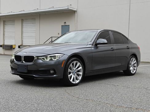 Used 2018 BMW 320i xDrive Sedan w/ Convenience Package AWD/4WD image 9