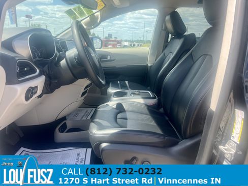 Used 2024 Chrysler Pacifica Touring-L FWD image 7