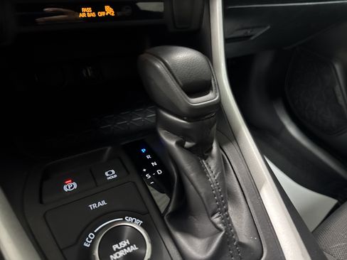 Used 2025 Toyota RAV4 XLE AWD/4WD image 22