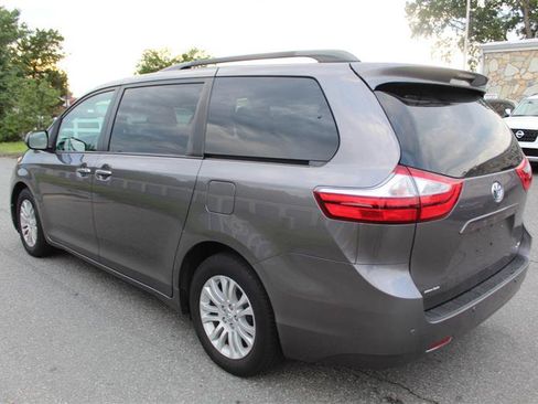 Used 2017 Toyota Sienna XLE w/ XLE Navigation Package FWD image 5