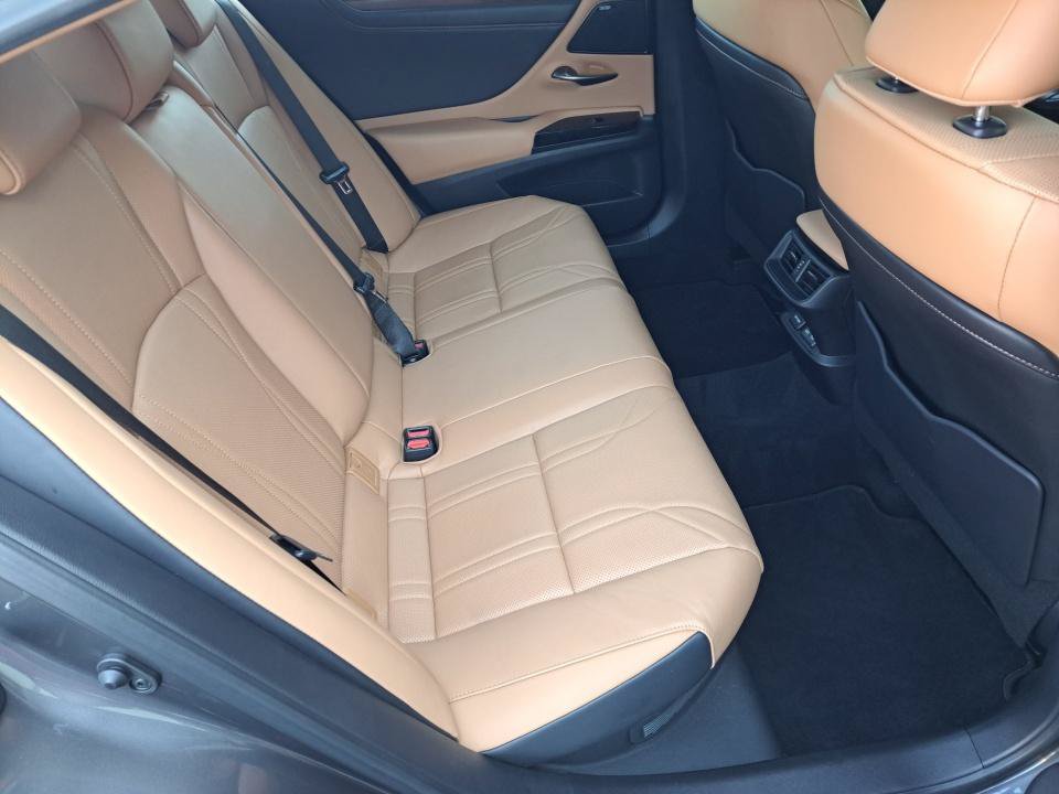 Used 2023 Lexus ES 300h Ultra Luxury w/ Accessory Package (Z2) FWD image 18